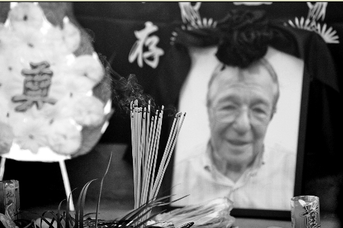 中国小伙为报瑞士老人恩情接其回国赡养送终