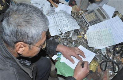 信阳拾荒老人八年捡到上千证件 自费寄给失主