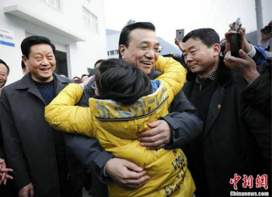 李克强赴陕西山区看望特困民众 火车上议扶贫