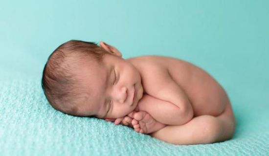 ��Ӱʦץ��Ӥ��˯����̬ չʾ���Ŀ���(��ͼ)