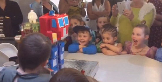 儿子超爱变形金刚,老爸做了个会变身的生日蛋糕