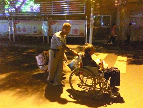 6旬男子推瘫痪妻河北徒步去海南:她想出去看看