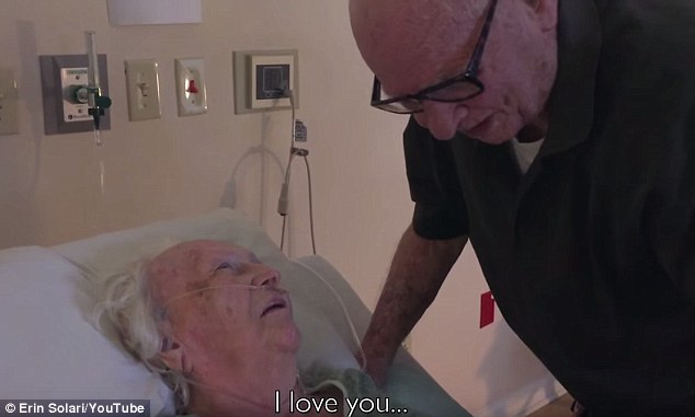 老人为临终老伴唱情歌 画面满满都是爱(图)