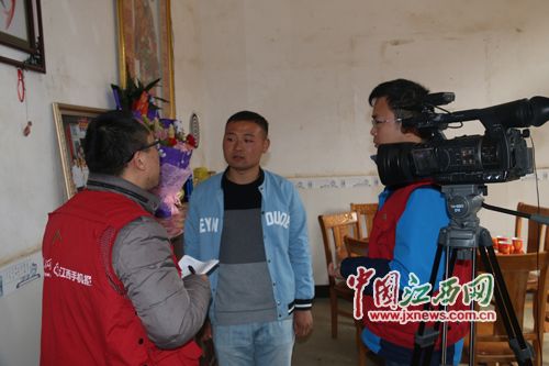 挺身而出!他从烈火裹身的车内救出5人 悄然离去(图)