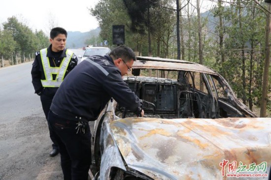 挺身而出!他从烈火裹身的车内救出5人 悄然离去(图)