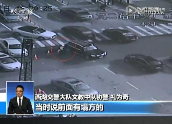 千钧一发之际协警挺身拦车 身后地面瞬间塌陷(图)