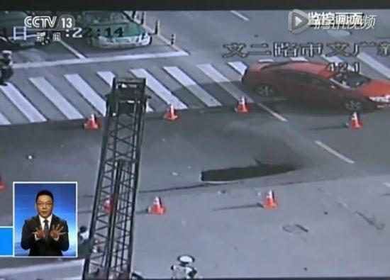 千钧一发之际协警挺身拦车 身后地面瞬间塌陷(图)