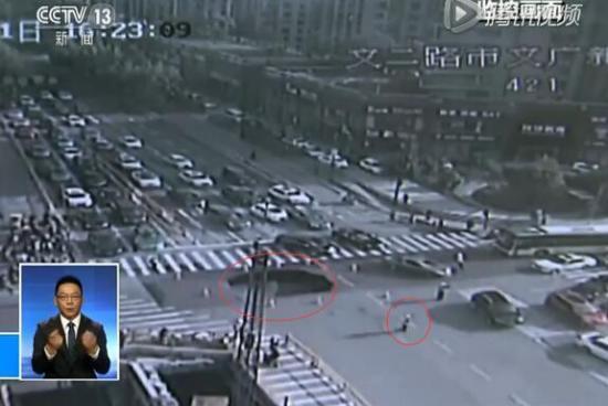 千钧一发之际协警挺身拦车 身后地面瞬间塌陷(图)