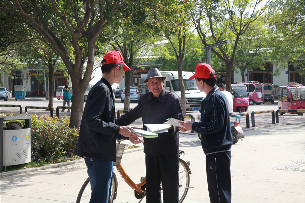 睢阳国土局东方国土所开展世界地球日主题志愿宣传活动