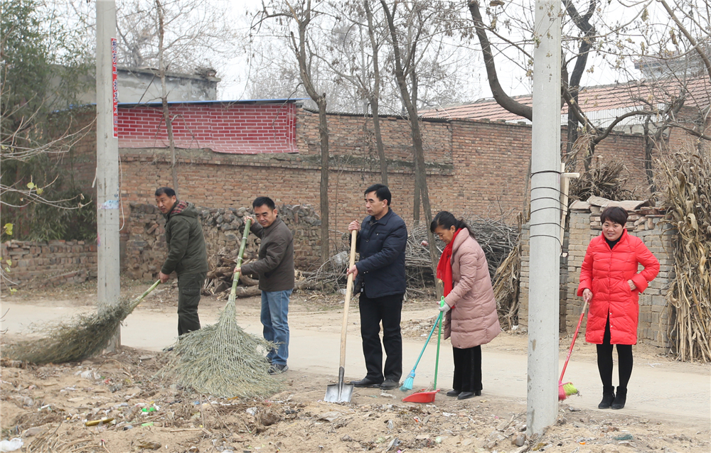 878365.com深入帮扶村、贫困户家中开展卫生清洁活动