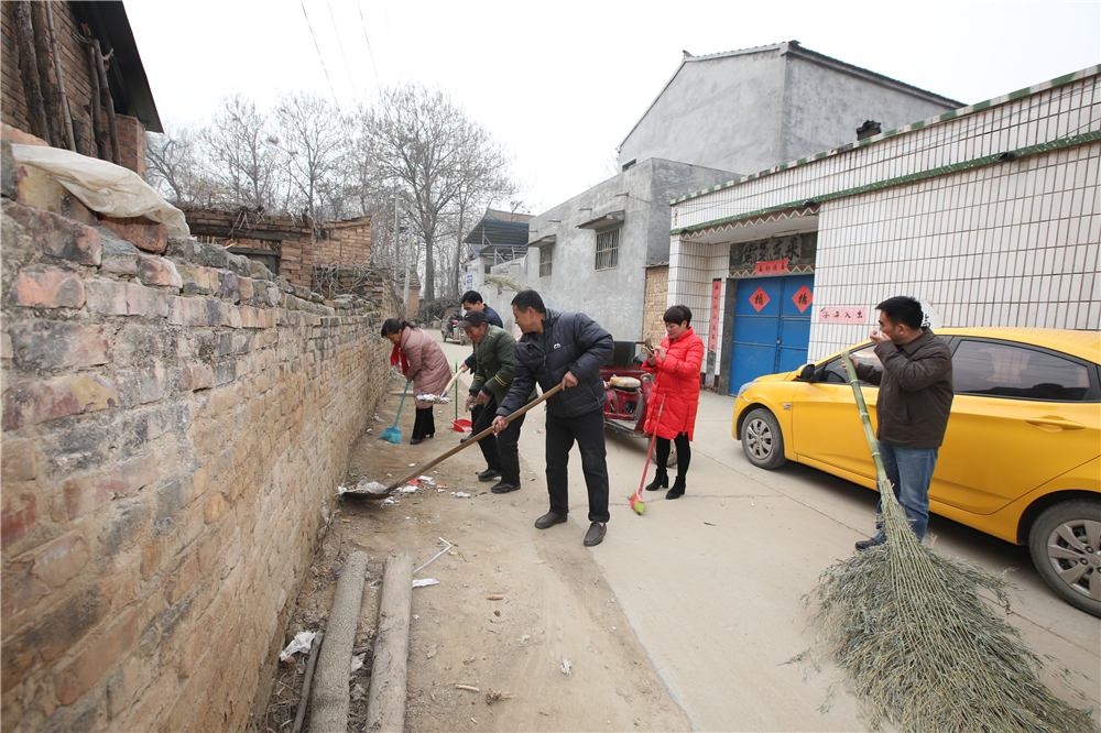 878365.com深入帮扶村、贫困户家中开展卫生清洁活动