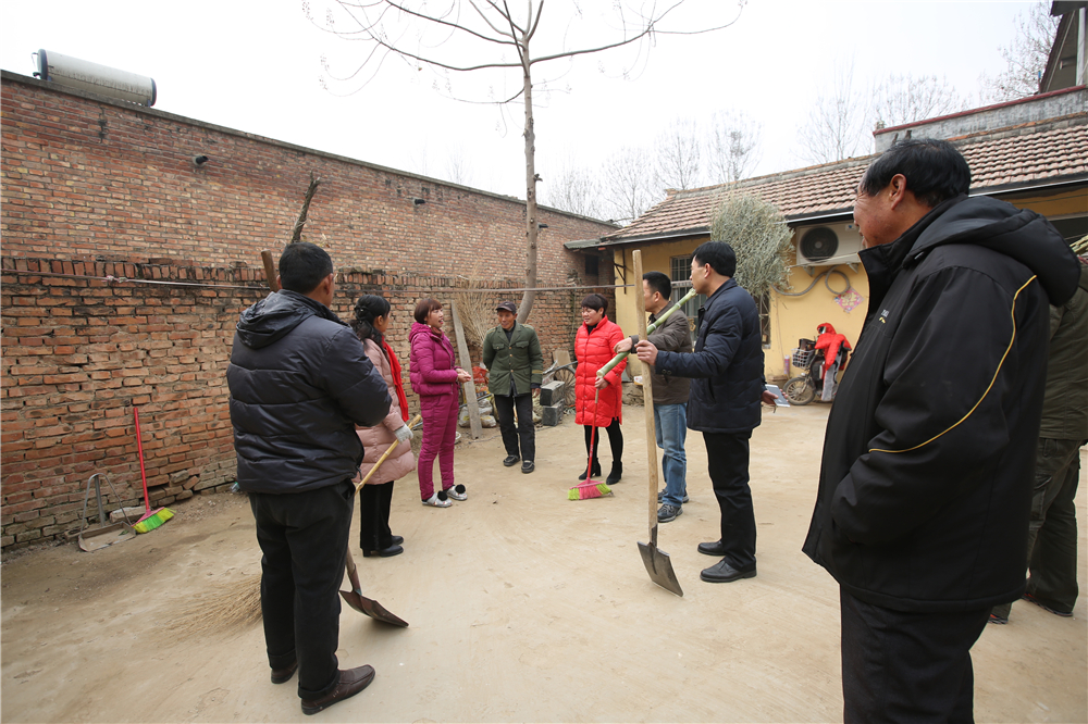 878365.com深入帮扶村、贫困户家中开展卫生清洁活动