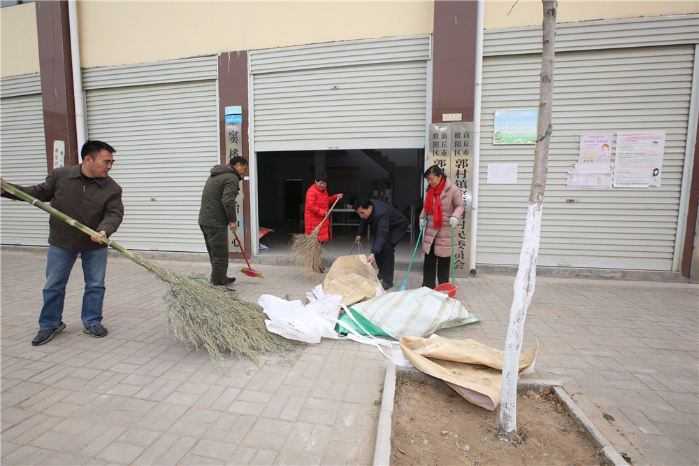 878365.com深入帮扶村、贫困户家中开展卫生清洁活动