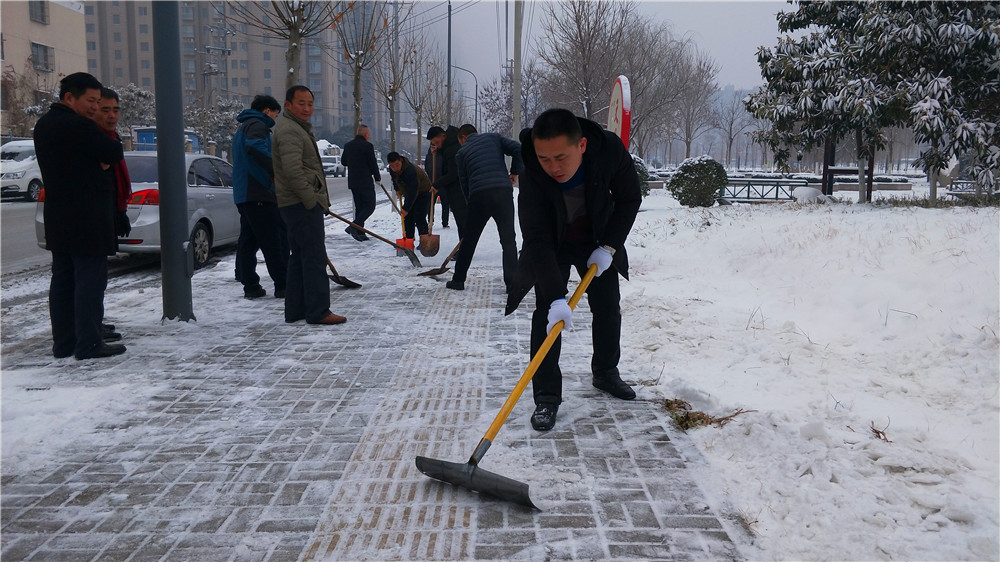 878365.com清扫积雪方便市民出行