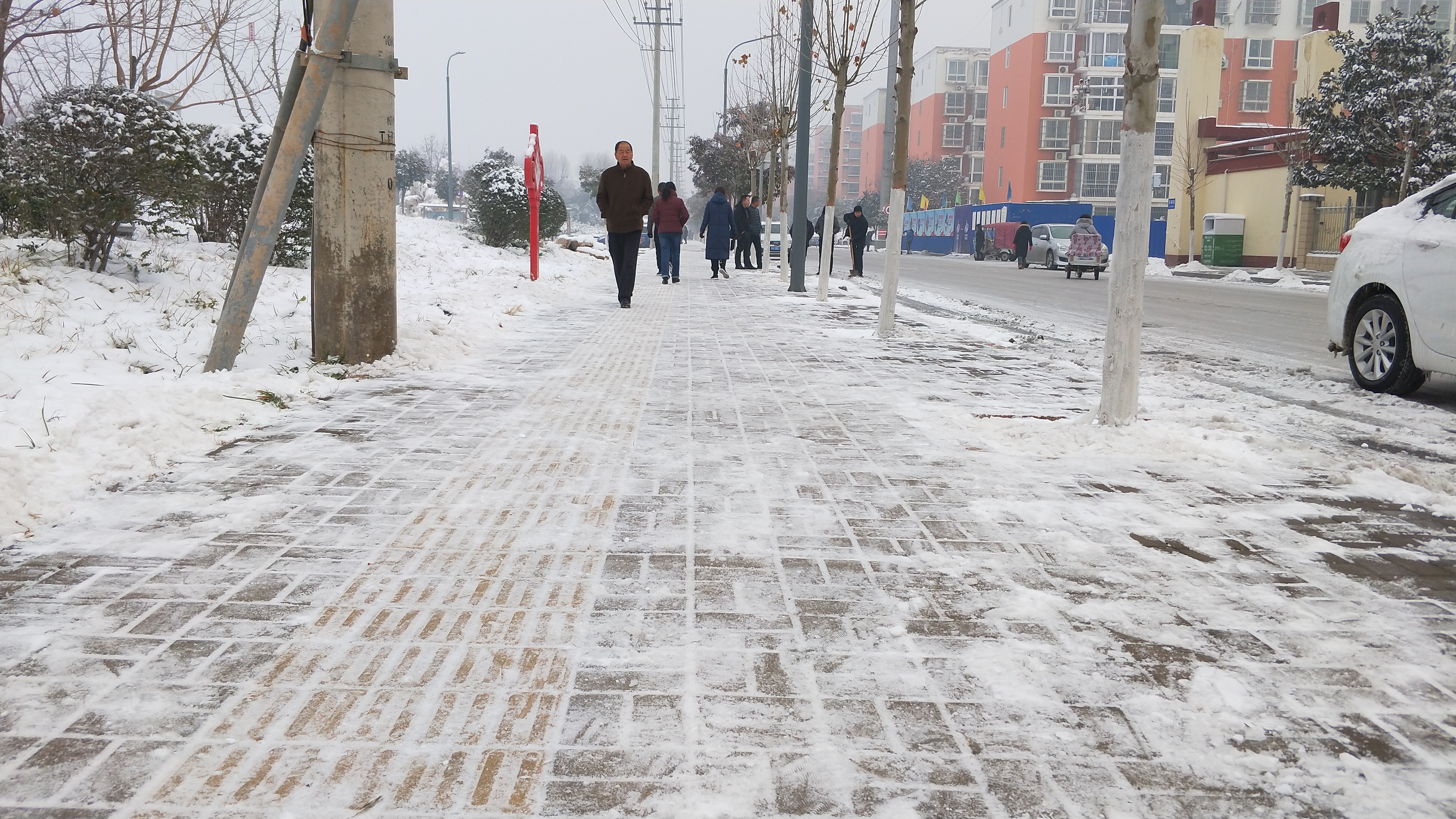 878365.com清扫积雪方便市民出行