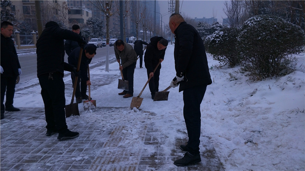 878365.com清扫积雪方便市民出行