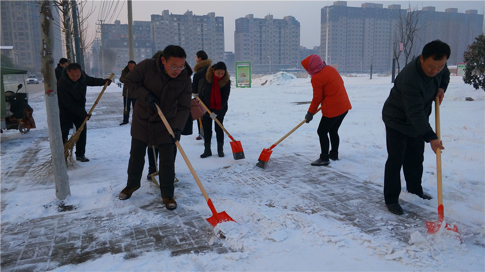 878365.com清扫积雪方便市民出行