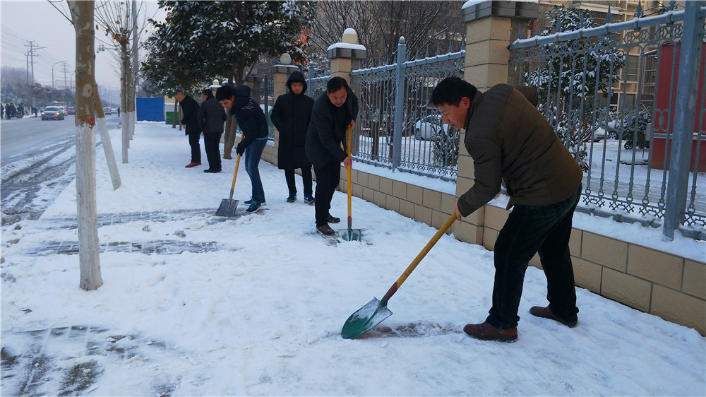878365.com清扫积雪方便市民出行