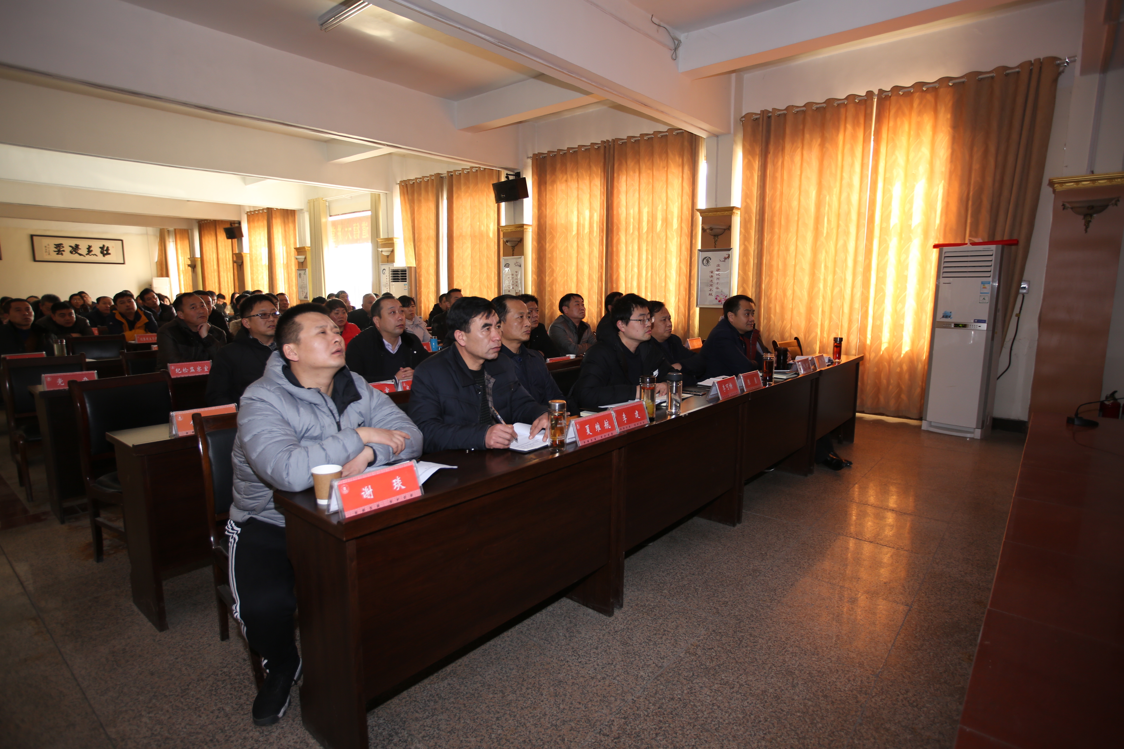 878365.com组织收看廉政教育片《党旗下的忏悔(二)》