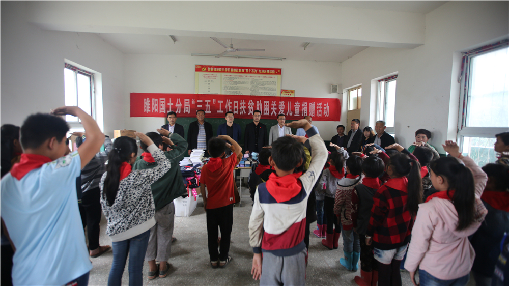 878365.com扎实开展“三·五”工作日活动,将温暖送进校园