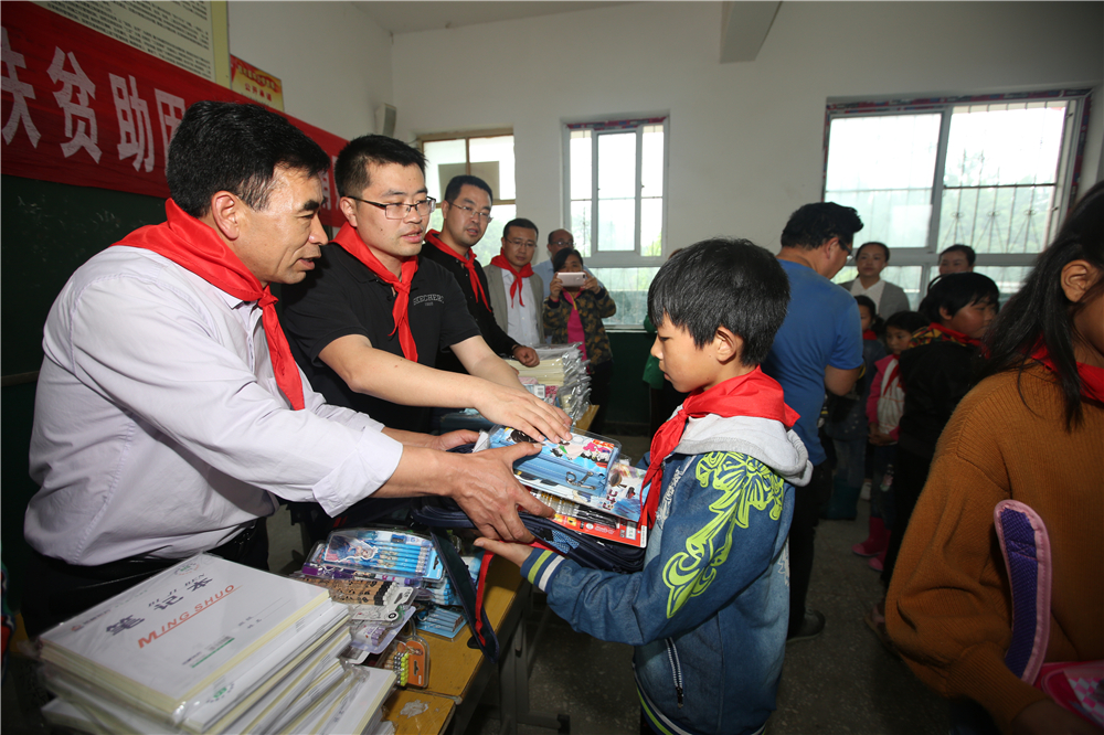 878365.com扎实开展“三·五”工作日活动,将温暖送进校园