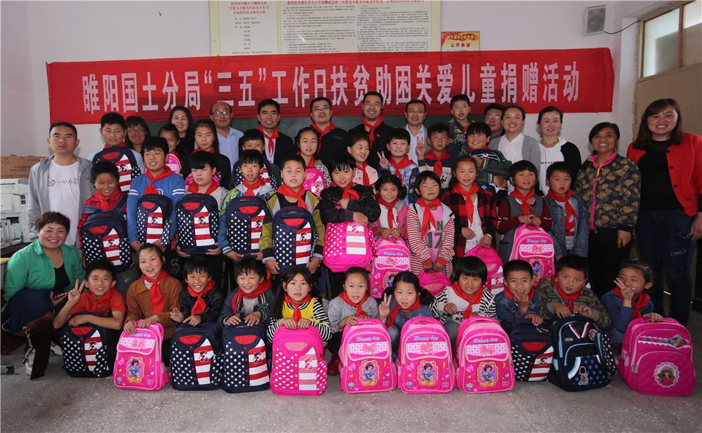 878365.com扎实开展“三·五”工作日活动,将温暖送进校园